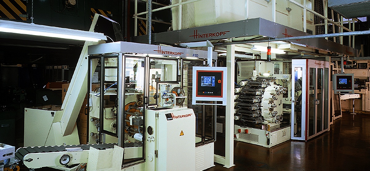 The A120 is equipped with a capping unit and works at a production speed of up to 120 units per minute.