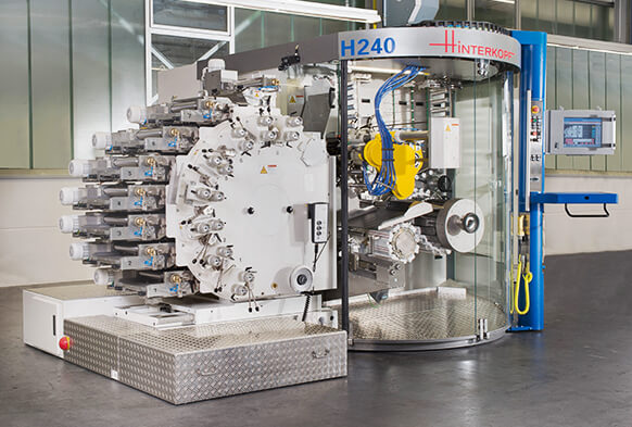 Mitarbeiter bedient Maschine A